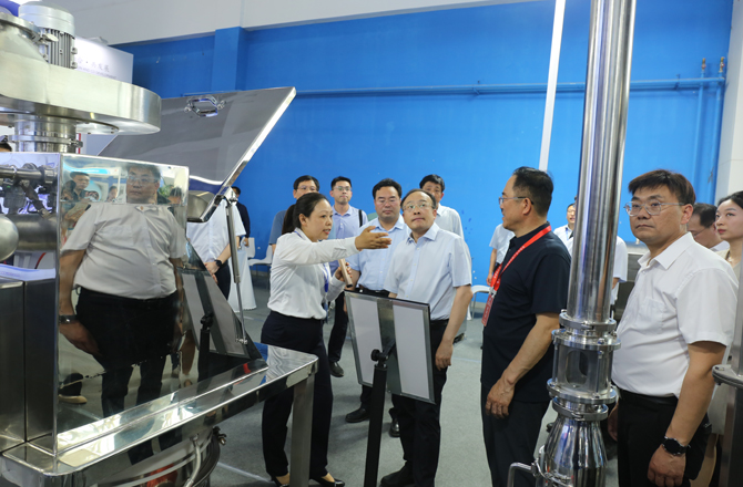 中原農(nóng)谷第二屆振動(dòng)機(jī)械產(chǎn)業(yè)博覽會(huì)盛大開幕，新鄉(xiāng)市長(zhǎng)魏建平親臨高服展區(qū)指導(dǎo)工作